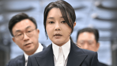 Un tribunal surcoreano sentenció este miércoles a Kim Keon Hee, ex primera dama de Corea del Sur y esposa del expresidente Yoon Suk-yeol, a 20 meses de prisión tras declararla culpable de corrupción por aceptar sobornos en forma de regalos de lujo.