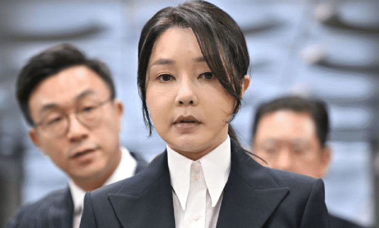 Un tribunal surcoreano sentenció este miércoles a Kim Keon Hee, ex primera dama de Corea del Sur y esposa del expresidente Yoon Suk-yeol, a 20 meses de prisión tras declararla culpable de corrupción por aceptar sobornos en forma de regalos de lujo.