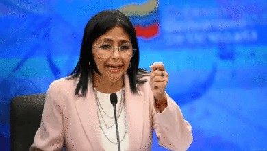 Delcy Rodríguez, quien asumió el liderazgo interino en Venezuela tras la captura de Nicolás Maduro, sorprendió al invitar a Estados Unidos a trabajar en una agenda de cooperación. El giro discursivo ocurre horas después de fuertes amenazas del presidente Donald Trump y contrasta con las primeras reacciones del gobierno venezolano, que calificaron la operación como una agresión.