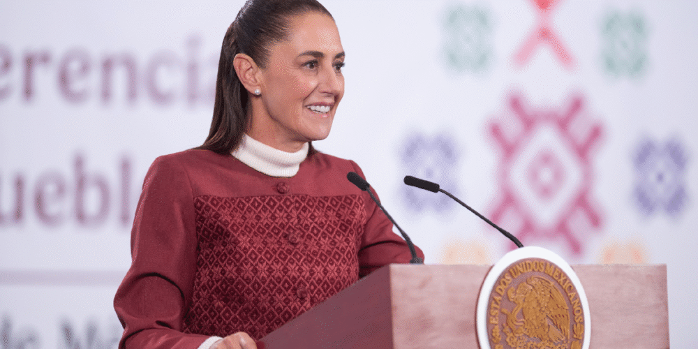 Durante el diálogo, la Jefa del Ejecutivo Federal estuvo acompañada por los secretarios de Relaciones Exteriores, Juan Ramón de la Fuente, y de Seguridad y Protección Ciudadana, Omar García Harfuch, así como el subsecretario para América del Norte de la cancillería, Roberto Velasco Álvarez