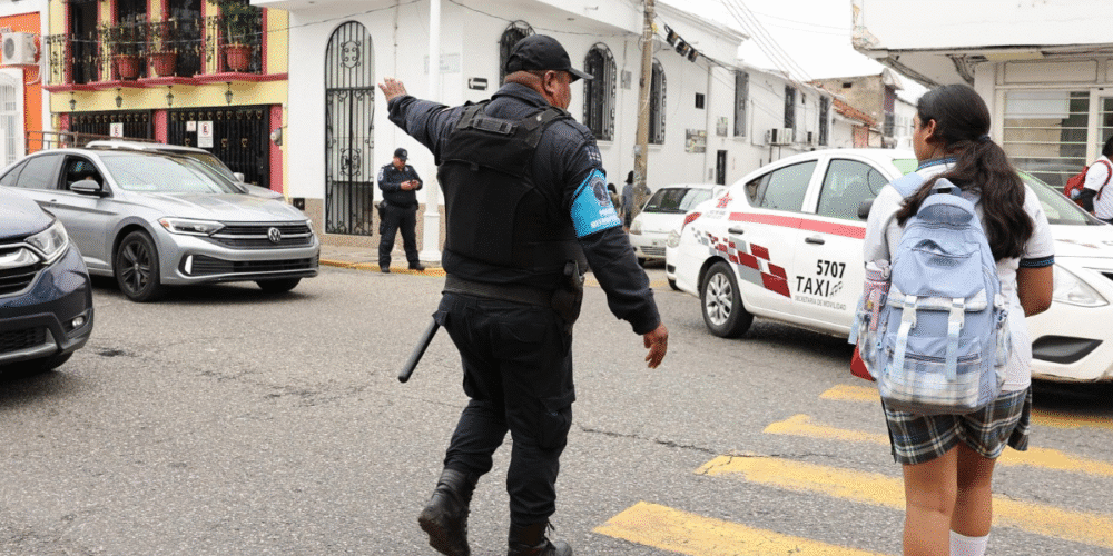 Padres de familia y docentes respaldan la nueva estrategia de proximidad social; operativos de vigilancia garantizan un entorno seguro en el regreso a las aulas.