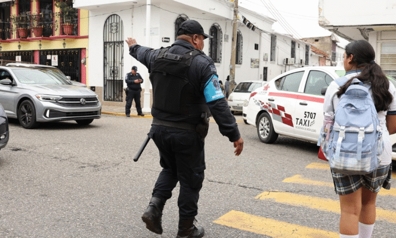 Padres de familia y docentes respaldan la nueva estrategia de proximidad social; operativos de vigilancia garantizan un entorno seguro en el regreso a las aulas.