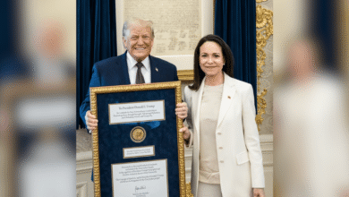Trump posa con medalla del Nobel de la Paz tras reunión con María Corina Machado en Washington