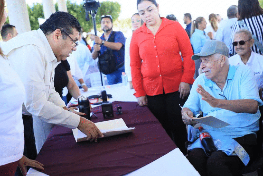 Javier May entrega créditos a ganaderos