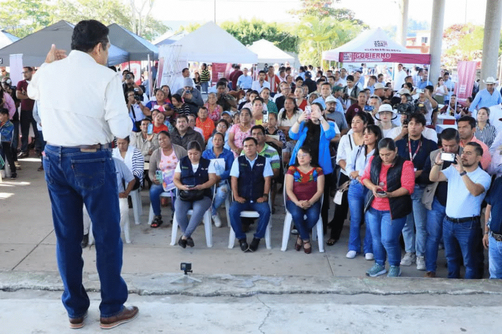 Javier May entrega créditos a ganaderos