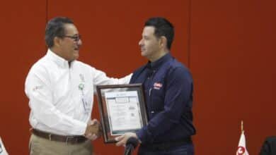 Carlos Villegas Adriano recibe el Sello Distintivo ELSSA