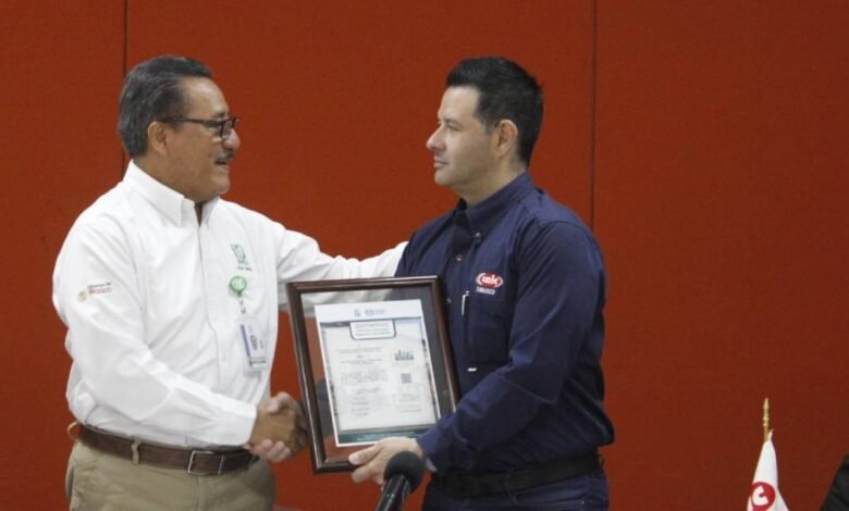 Carlos Villegas Adriano recibe el Sello Distintivo ELSSA