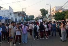 Con cierre de avenida, padres de familia solicitan infraestructura escolar en Villahermosa