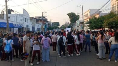 Con cierre de avenida, padres de familia solicitan infraestructura escolar en Villahermosa