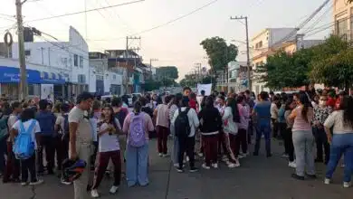 Con cierre de avenida, padres de familia solicitan infraestructura escolar en Villahermosa