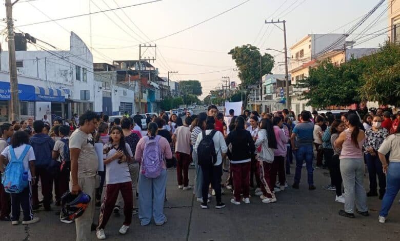 Con cierre de avenida, padres de familia solicitan infraestructura escolar en Villahermosa
