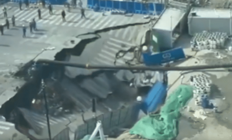 ¡Insólito! Enorme socavón devora carretera en Shanghái; no se reportan víctimas