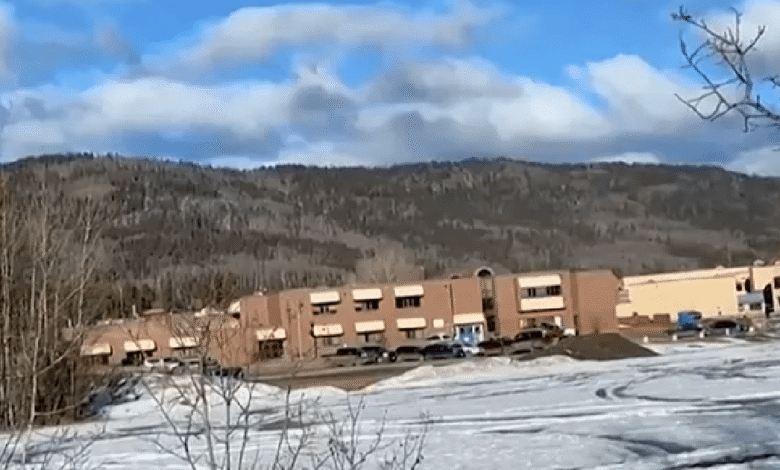 Un tiroteo en la Escuela Secundaria Tumbler Ridge, en Columbia Británica, Canadá, dejó al menos diez personas fallecidas —incluido el sospechoso— y más de 25 heridos.