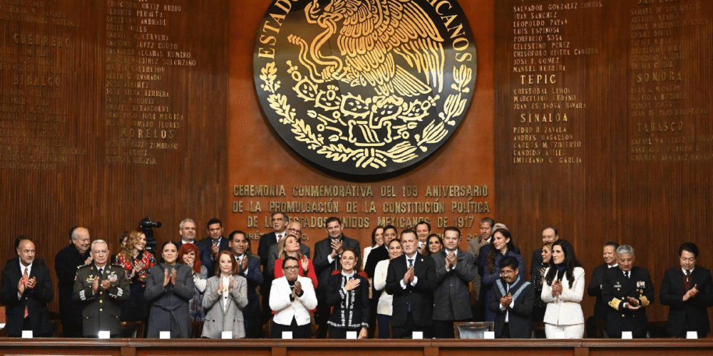 La presidenta de México fue respaldada por las gobernadoras y gobernadores de los 32 estados, como Clara Brugada, CDMX; Delfina Gómez, Edomex; Mara Lezama, Q. Roo; Joaquín Díaz Mena, Yucatán; Javier May Rodríguez, Tabasco, y Layda Sansores, Campeche, durante la sesión solemne por el 109 Aniversario de la Constitución