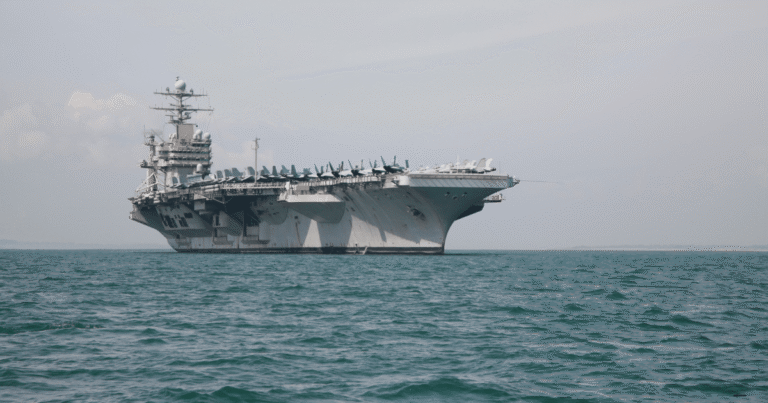 Estados Unidos ordenó el despliegue de un segundo portaaviones en Oriente Medio para fortalecer su presencia estratégica frente a Irán, en un contexto marcado por negociaciones diplomáticas y advertencias cruzadas sobre el programa nuclear iraní.