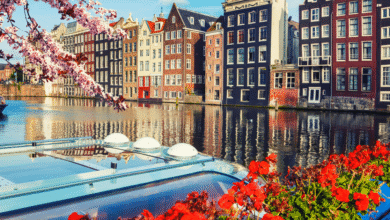 Ámsterdam seduce con sus icónicos canales, bicicletas, arquitectura del siglo XVII y una oferta cultural encabezada por el Museo Van Gogh y la Casa de Ana Frank.