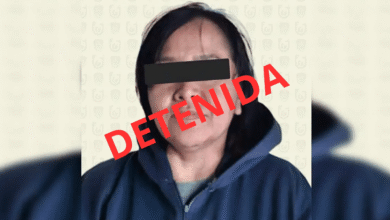 Autoridades capitalinas informaron la captura de una mujer señalada por el homicidio de un motociclista en Iztapalapa, ocurrido el 3 de enero de 2026. La detenida fue localizada en Oaxaca tras permanecer escondida y ya enfrenta proceso por homicidio calificado.