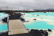 La Blue Lagoon, ubicada en la península de Reykjanes, es uno de los sitios más visitados de Islandia gracias a sus aguas geotérmicas ricas en minerales, su entorno volcánico único y su propuesta de relajación y lujo en plena naturaleza.