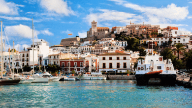 Ibiza es mucho más que vida nocturna: la isla balear combina naturaleza, gastronomía, historia y bienestar, posicionándose como un referente global del turismo premium y experiencial.