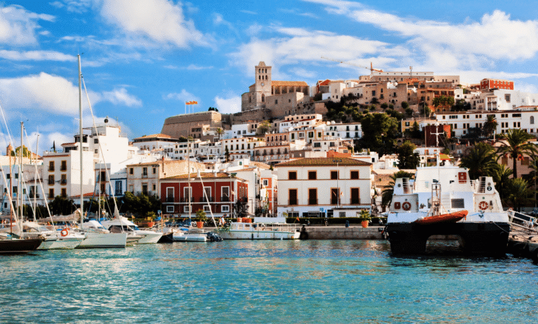 Ibiza es mucho más que vida nocturna: la isla balear combina naturaleza, gastronomía, historia y bienestar, posicionándose como un referente global del turismo premium y experiencial.