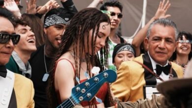 Belinda sorprende al simular un asalt4 en tono de broma durante su regreso a México