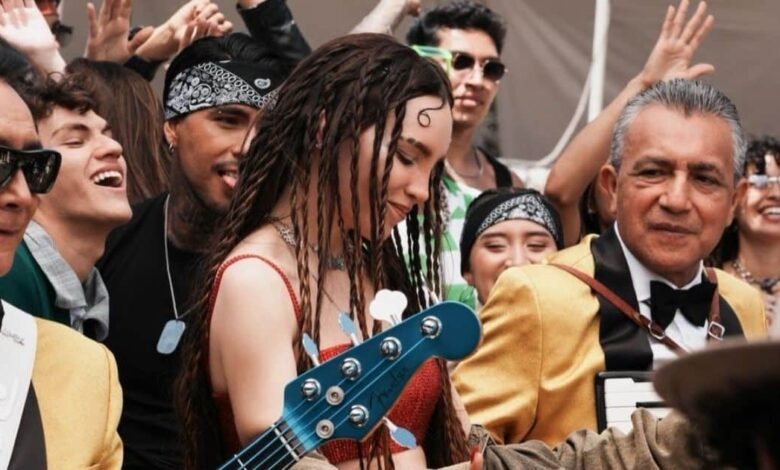 Belinda sorprende al simular un asalt4 en tono de broma durante su regreso a México