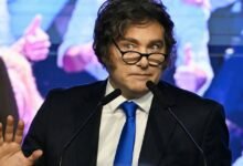 Cae popularidad de Javier Milei por acusaciones de corrupción en Argentina La imagen del presidente argentino Javier Milei atraviesa un momento de desgaste en medio de cuestionamientos que han impactado directamente en la percepción pública de su gobierno. Diversas encuestas recientes reflejan una caída en su nivel de aprobación durante marzo, marcada por el creciente peso de denuncias relacionadas con presuntos actos de corrupción. De acuerdo con sondeos, el respaldo al mandatario registró una disminución cercana a los cinco puntos porcentuales en pocas semanas, mientras que la opinión negativa aumentó de forma significativa. Este cambio en la tendencia evidencia un giro en las preocupaciones de la población, donde temas como la corrupción han comenzado a ocupar un lugar prioritario junto a los problemas económicos. Uno de los factores que ha influido en este descenso es el llamado caso $LIBRA, vinculado a una criptomoneda que fue promocionada públicamente y que posteriormente colapsó, generando pérdidas millonarias. Este episodio ha derivado en señalamientos legales y ha puesto en entredicho la narrativa anticorrupción que impulsó la llegada de Milei al poder. A ello se suman controversias dentro de su propio gabinete, particularmente las relacionadas con su jefe de gobierno, lo que ha intensado el escrutinio sobre la transparencia de la administración. Analistas coinciden en que estos escándalos han debilitado uno de los principales pilares políticos del presidente: su promesa de combatir prácticas irregulares en el ámbito público. En este contexto, el escenario político se vuelve más complejo para el gobierno argentino, especialmente de cara a futuros procesos electorales. La evolución de estos casos y la respuesta institucional serán determinantes para definir si se trata de una caída temporal o de un cambio más profundo en el respaldo ciudadano.