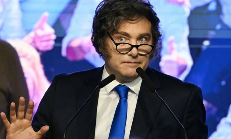 Cae popularidad de Javier Milei por acusaciones de corrupción en Argentina La imagen del presidente argentino Javier Milei atraviesa un momento de desgaste en medio de cuestionamientos que han impactado directamente en la percepción pública de su gobierno. Diversas encuestas recientes reflejan una caída en su nivel de aprobación durante marzo, marcada por el creciente peso de denuncias relacionadas con presuntos actos de corrupción. De acuerdo con sondeos, el respaldo al mandatario registró una disminución cercana a los cinco puntos porcentuales en pocas semanas, mientras que la opinión negativa aumentó de forma significativa. Este cambio en la tendencia evidencia un giro en las preocupaciones de la población, donde temas como la corrupción han comenzado a ocupar un lugar prioritario junto a los problemas económicos. Uno de los factores que ha influido en este descenso es el llamado caso $LIBRA, vinculado a una criptomoneda que fue promocionada públicamente y que posteriormente colapsó, generando pérdidas millonarias. Este episodio ha derivado en señalamientos legales y ha puesto en entredicho la narrativa anticorrupción que impulsó la llegada de Milei al poder. A ello se suman controversias dentro de su propio gabinete, particularmente las relacionadas con su jefe de gobierno, lo que ha intensado el escrutinio sobre la transparencia de la administración. Analistas coinciden en que estos escándalos han debilitado uno de los principales pilares políticos del presidente: su promesa de combatir prácticas irregulares en el ámbito público. En este contexto, el escenario político se vuelve más complejo para el gobierno argentino, especialmente de cara a futuros procesos electorales. La evolución de estos casos y la respuesta institucional serán determinantes para definir si se trata de una caída temporal o de un cambio más profundo en el respaldo ciudadano.