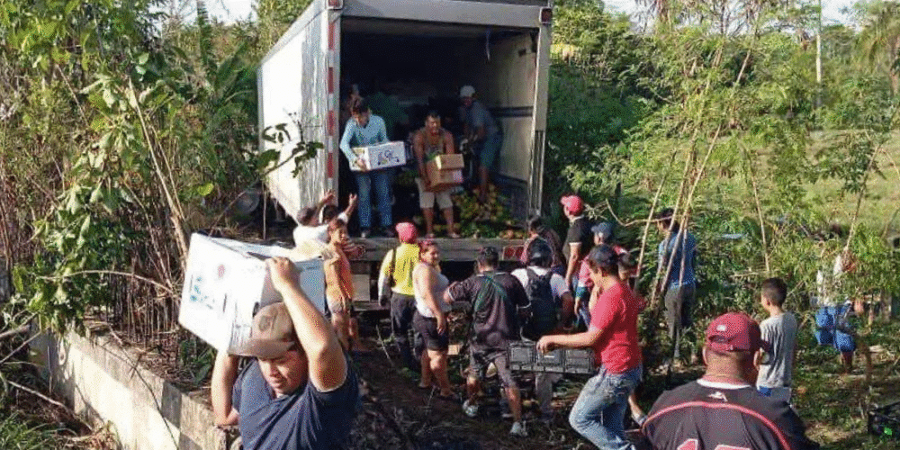 Denuncian que empresas cobran a traileros carga robada por rapiña