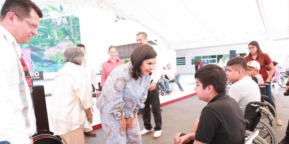 Entregan sillas de ruedas activas en Centro