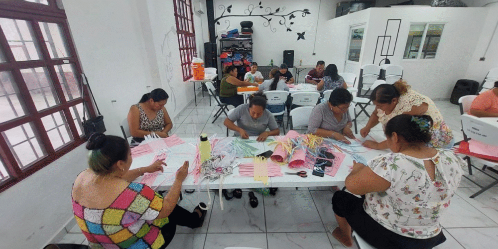 Manos teapanecas tejen futuro con fibra de plátano