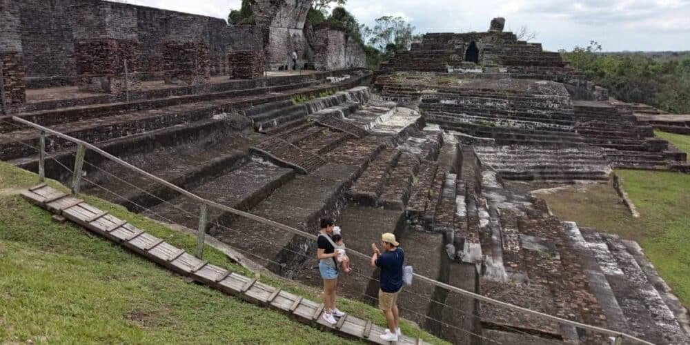 Se cargan de luz y enérgica en zona arqueológica de Comalcalco.