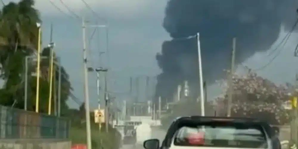 controlan incendio en bodega de la refinería olmeca; pemex reporta saldo blanco