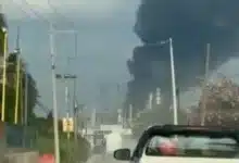 controlan incendio en bodega de la refinería olmeca; pemex reporta saldo blanco