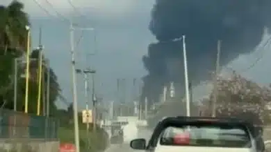 controlan incendio en bodega de la refinería olmeca; pemex reporta saldo blanco