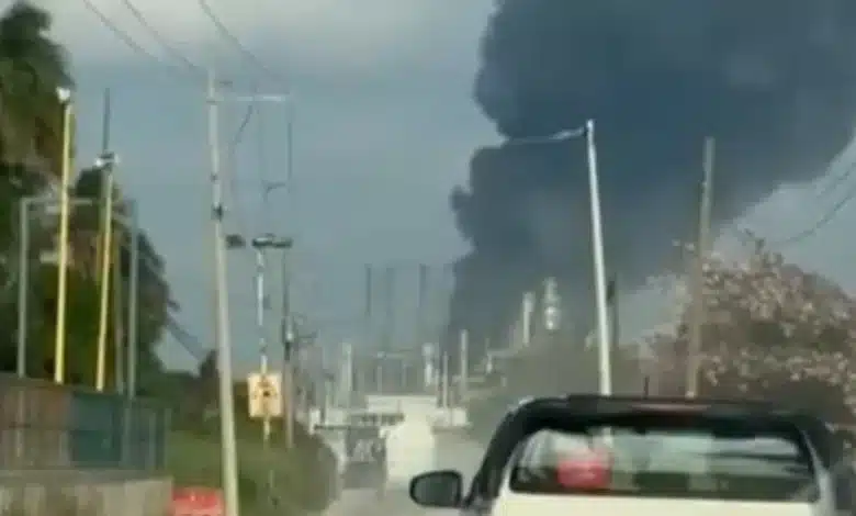 controlan incendio en bodega de la refinería olmeca; pemex reporta saldo blanco