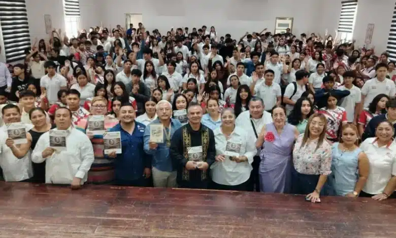 Edith Magaña es condecorada con la Medalla Morelos