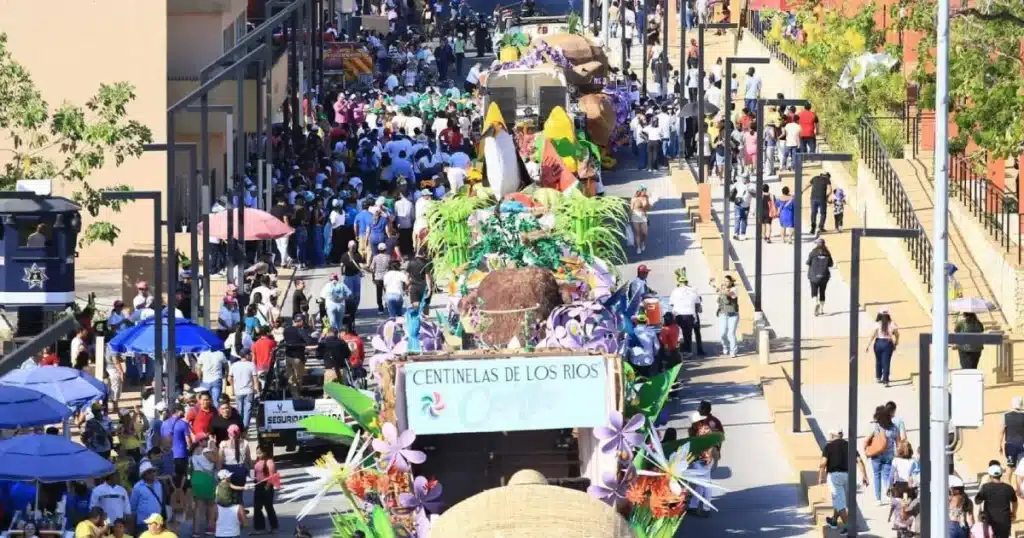 recomiendan extremar precauciones ante el calor extremo en el desfile de carros alegóricos 1