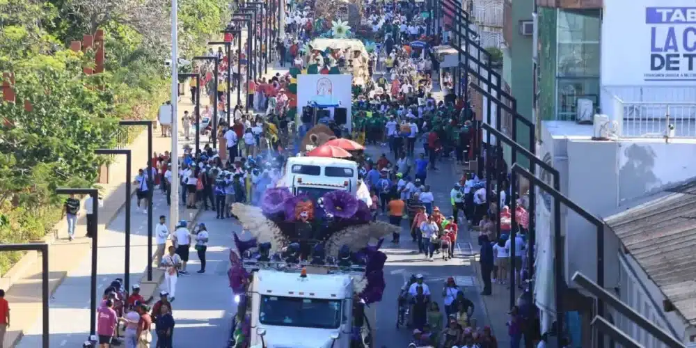 Recomiendan extremar precauciones ante el calor extremo en el desfile de carros alegóricos