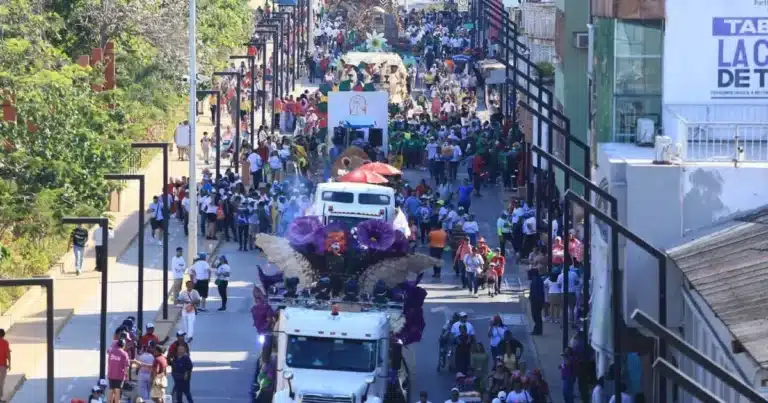 Recomiendan extremar precauciones ante el calor extremo en el desfile de carros alegóricos