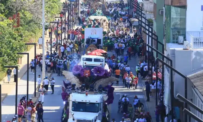 Recomiendan extremar precauciones ante el calor extremo en el desfile de carros alegóricos
