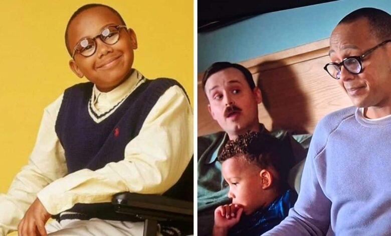 Stevie sorprende en el regreso de Malcolm el de en medio Vive en una familia homoparental