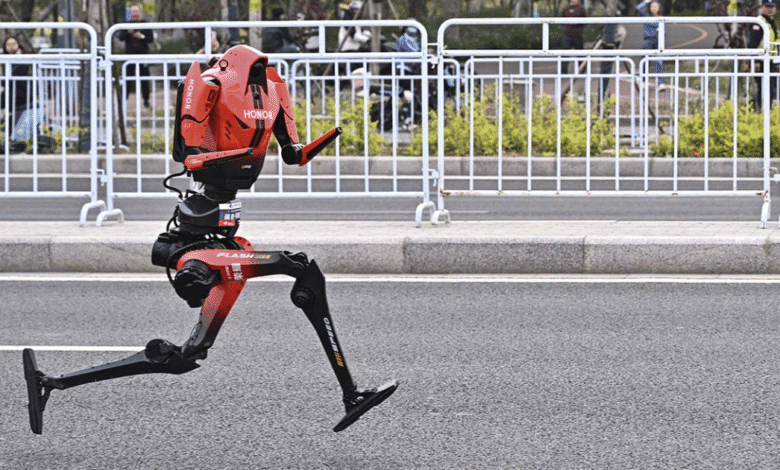 VIDEO Un robot humanoide rompe el récord humano en media maratón en Beijing
