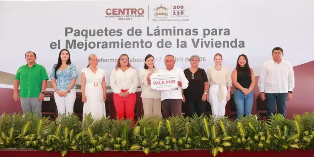 yolanda osuna entrega 1,300 paquetes de láminas a familias vulnerables