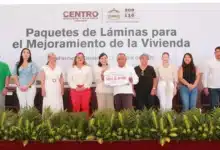 yolanda osuna entrega 1,300 paquetes de láminas a familias vulnerables