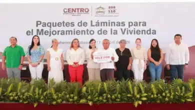 yolanda osuna entrega 1,300 paquetes de láminas a familias vulnerables