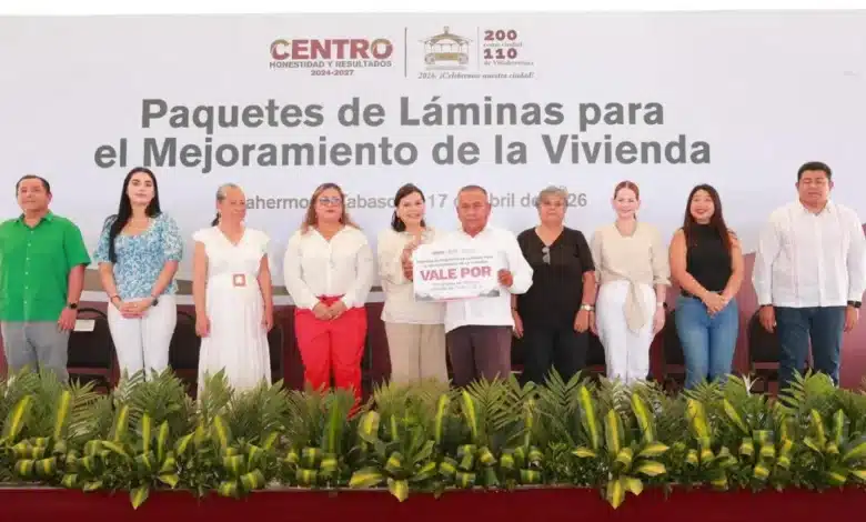 yolanda osuna entrega 1,300 paquetes de láminas a familias vulnerables