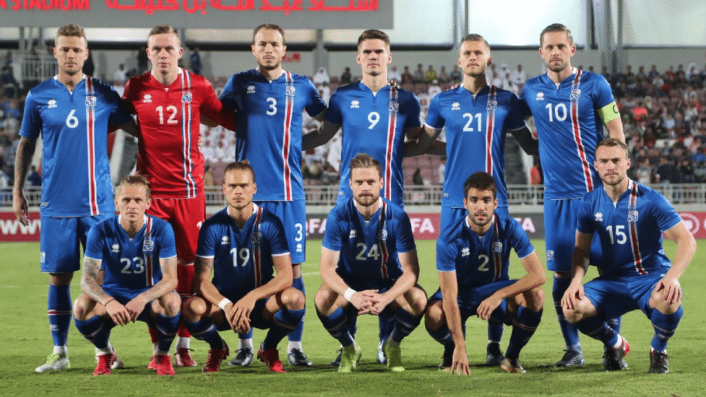 Islandia Mundial 2018,selección de Islandia historia,Viking Clap Islandia,Hannes Halldórsson penal Messi,fútbol Islandia éxito,equipos cenicienta mundial,hazañas fútbol internacional,Islandia vs Inglaterra Euro 2016,países pequeños en el mundial,curiosidades selección Islandia,Mundial 2026 clasificados,infraestructura fútbol Islandia,milagro islandés deporte,Rusia 2018 anécdotas,fútbol nórdico evolución.