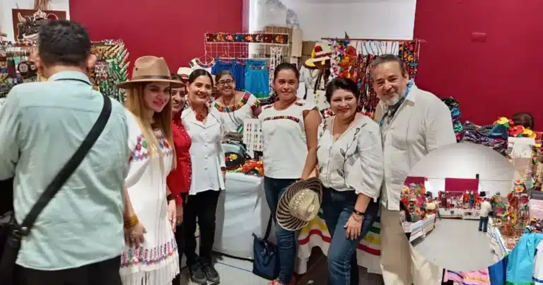 Artesanías del mundo maya engalanan la máxima fiesta de tabasco