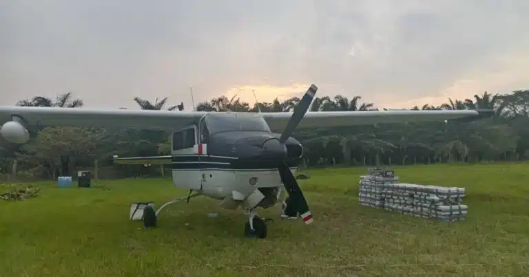 Aseguran Cessna con media tonelada de cocaína